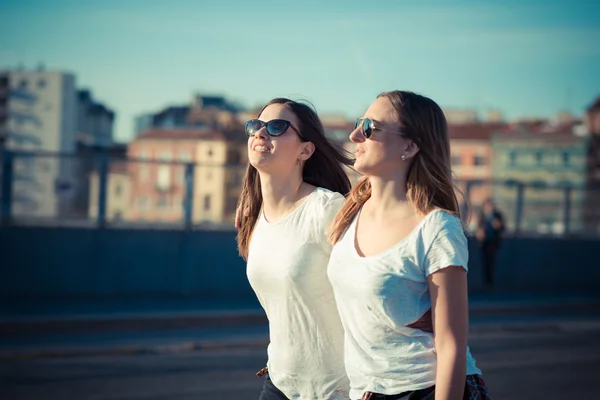 Duas belas mulheres jovens — Fotografia de Stock