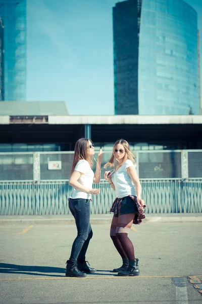 Två vackra unga kvinnor dansar — Stockfoto