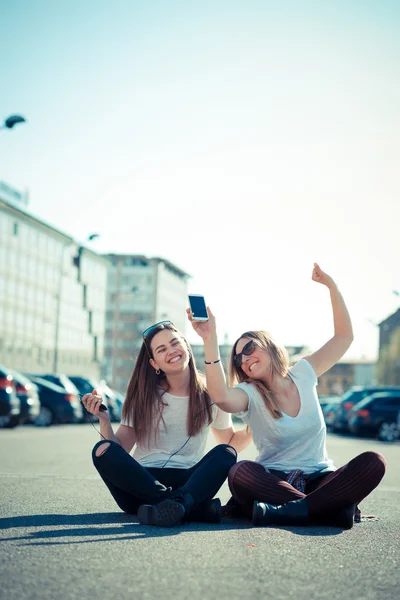 Två vackra unga kvinnor dansar — Stockfoto