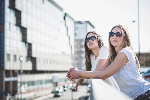 Duas belas mulheres jovens — Fotografia de Stock