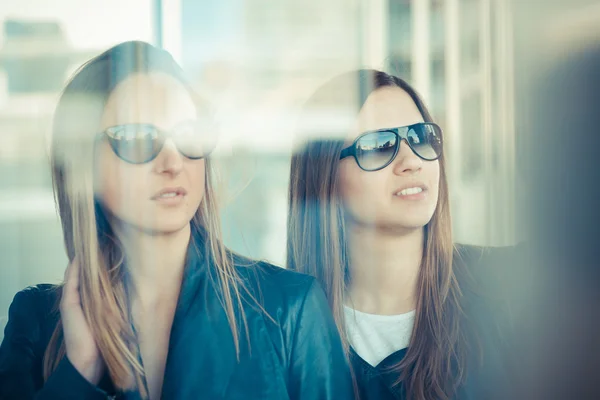 Twee mooie jonge vrouwen door glas — Stockfoto