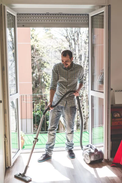 Guapo elegante hombre usando hoover — Foto de Stock