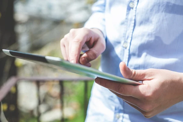 Zblízka do rukou multitasking muže pomocí tabletu — Stock fotografie