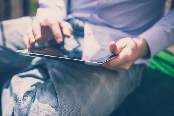 Nahaufnahme Hände Multitasking-Mann mit Tablet — Stockfoto