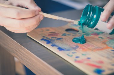 Fırça ve renkler kullanarak ellerini kapatın