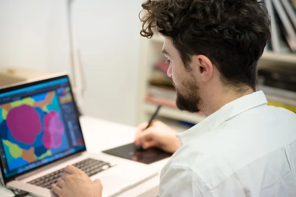 Schöner Hipster moderner Mann arbeitet zu Hause mit Laptop — Stockfoto