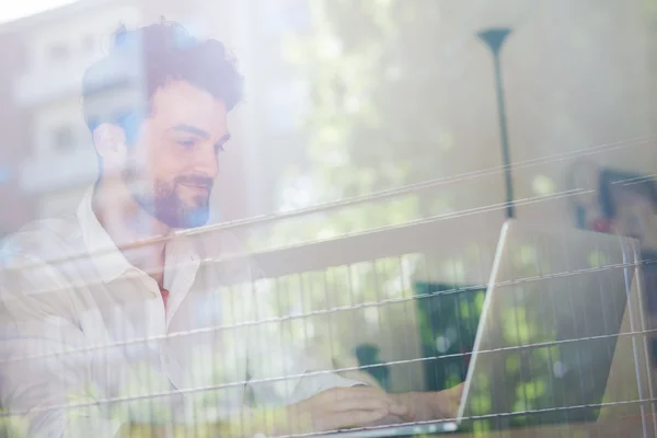 Schöner Hipster moderner Mann arbeitet zu Hause mit Laptop — Stockfoto