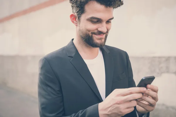 Bonito hipster moderno homem usando telefone inteligente — Fotografia de Stock