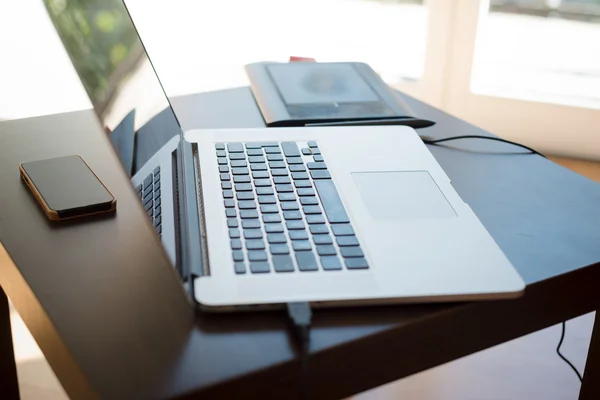 Laptop, Handy und Grafik-Tablet — Stockfoto