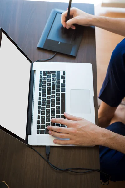 Primo piano delle mani utilizzando dispositivi laptop e tablet grafico — Foto Stock