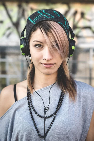 Mujer escuchando música — Foto de Stock