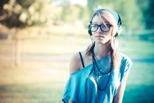 Mulher ouvindo música — Fotografia de Stock