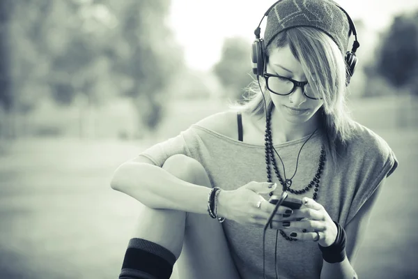 Woman listening music — Stock Photo, Image