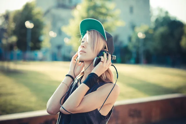 Frau hört Musik — Stockfoto