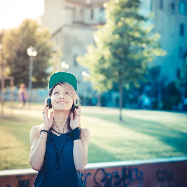 Vrouw die muziek luistert — Stockfoto