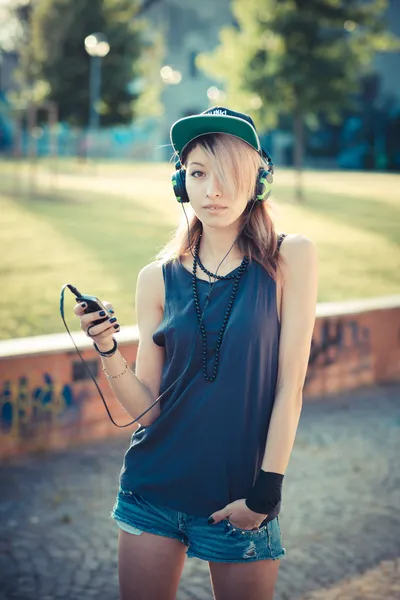 Mulher ouvindo música — Fotografia de Stock