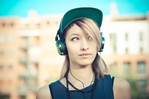 Frau hört Musik — Stockfoto