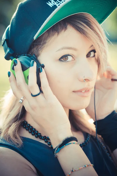 Mooie vrouw luisteren muziek — Stockfoto