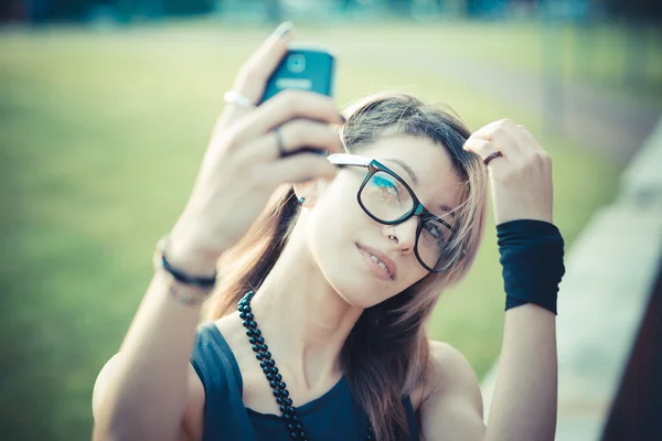 Vacker kvinna selfie — Stockfoto