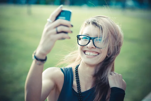 Vacker kvinna selfie — Stockfoto