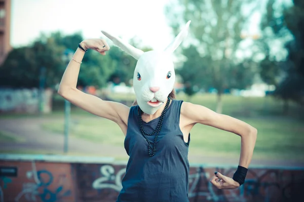 Mask kanin unga vackra modell kvinna — Stockfoto