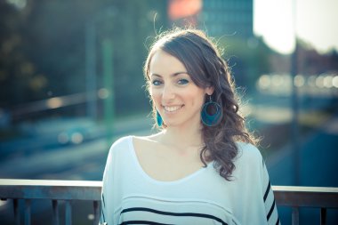 genç güzel esmer kadın