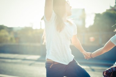 atlama ve dans iki güzel genç kadın