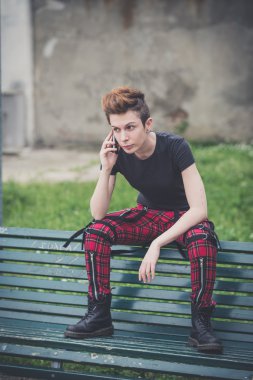 akıllı telefon kullanan genç lezbiyen şık saç stili kadın