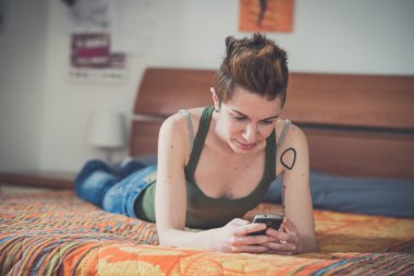 akıllı telefon kullanan lezbiyen kadın