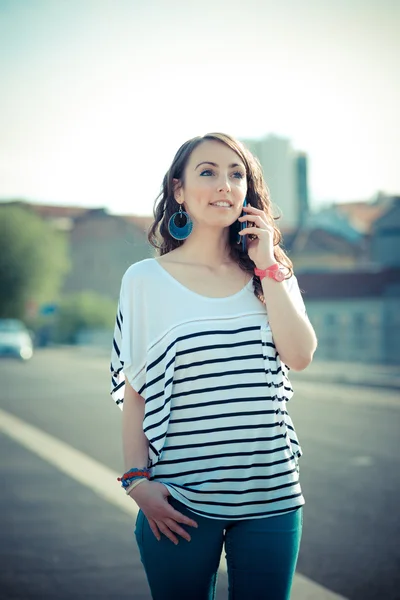 Mladá krásná bruneta žena s Kobaltová modř telefon — Stock fotografie