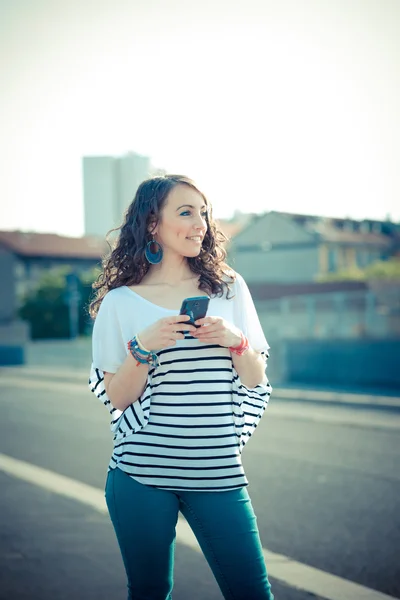 Ung vacker brunett kvinna med smart telefon — Stockfoto