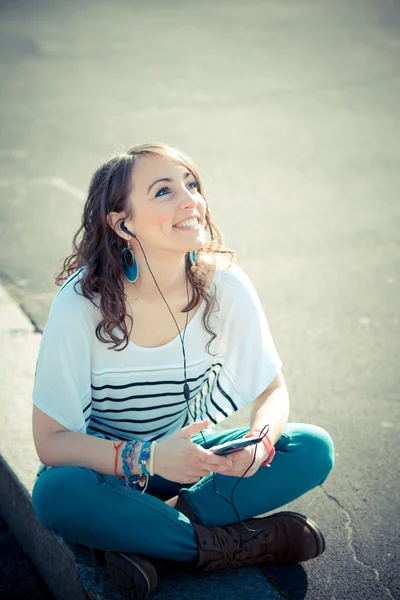 Ung, vakker brunette kvinne med smarttelefon – stockfoto