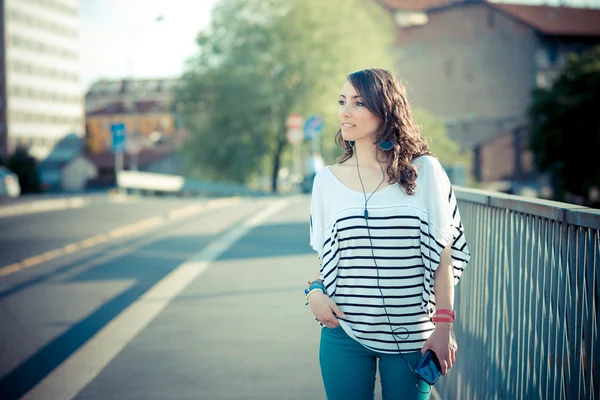 Jeune belle femme brune avec téléphone intelligent — Photo