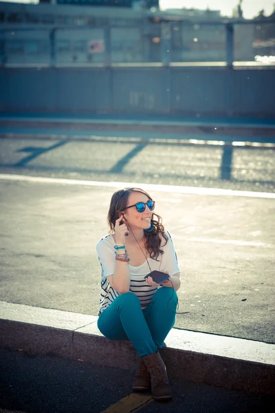 Mladá krásná bruneta žena s Kobaltová modř telefon — Stock fotografie