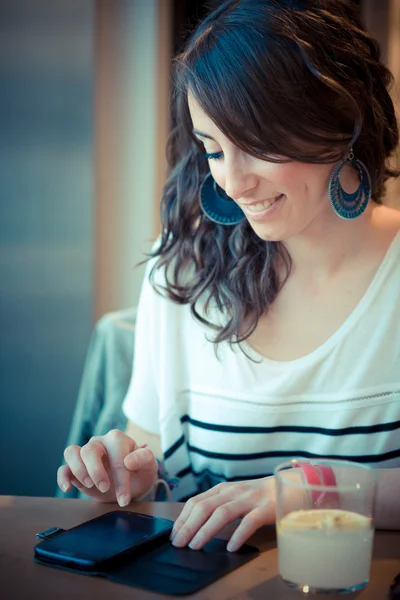 Jonge mooie brunette vrouw met slimme telefoon — Stockfoto