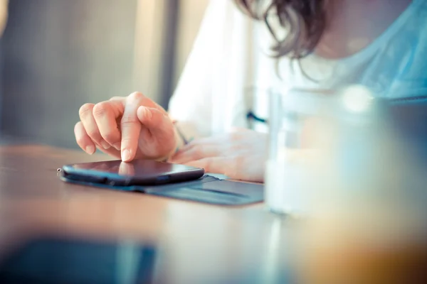 Närbild på kvinna händer med smart telefon — Stockfoto