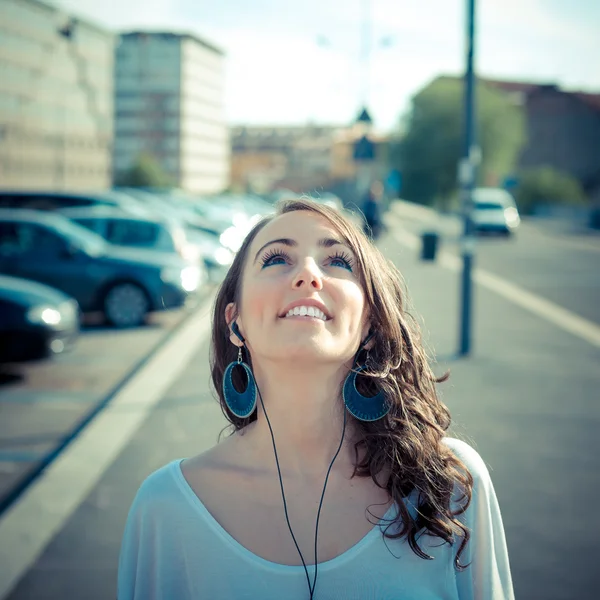 Jeune belle femme brune avec téléphone intelligent — Photo