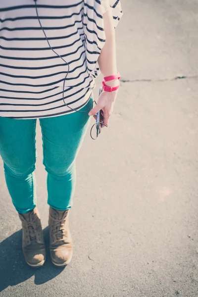 Close up van benen hipster vrouw — Stockfoto