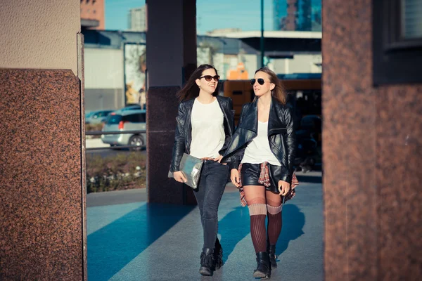 아름다운 두 젊은 여자 — 스톡 사진