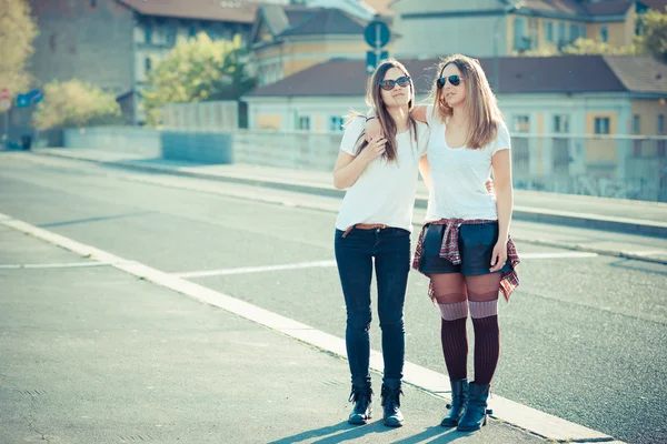 Två vackra unga kvinnor att ha kul — Stockfoto