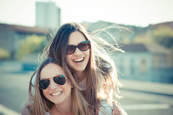 Two beautiful young women having fun — Stock Photo, Image