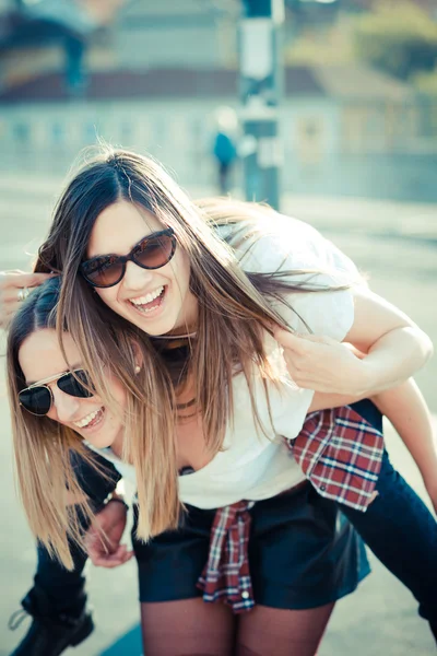 Две красивые молодые женщины веселятся — стоковое фото