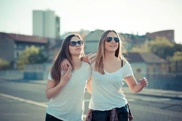 Twee mooie jonge vrouwen. — Stockfoto