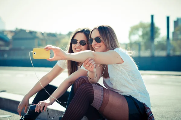 Selfie iki güzel genç kadın akıllı kullanarak telefon — Stok fotoğraf