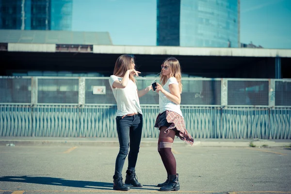 Два красиві молоді жінки, танці — Stok fotoğraf