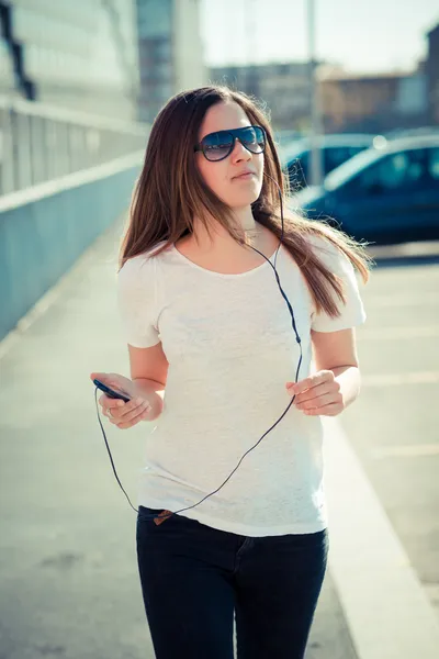 Jeune belle femme écoutant de la musique — Photo