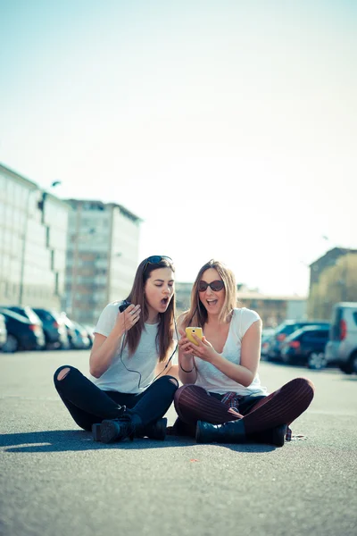 Two beautiful young women dancing — Stock Photo, Image