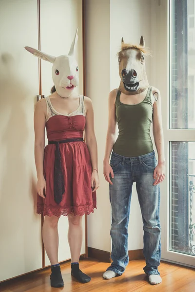 Máscara conejo y caballo máscara lesbiana pareja — Foto de Stock