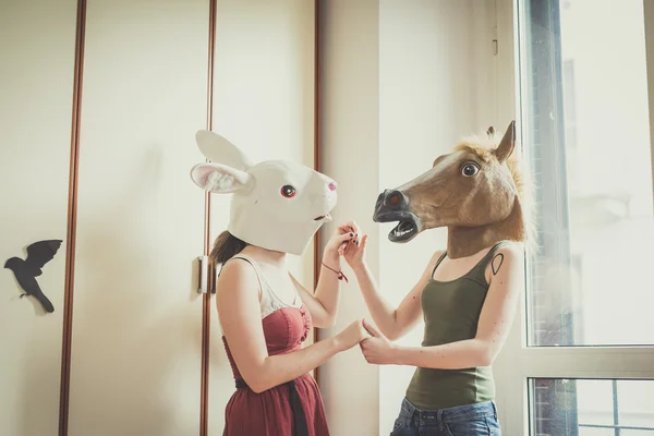 Μάσκα κουνέλι και άλογο μάσκα ζευγάρι λεσβιών — Φωτογραφία Αρχείου