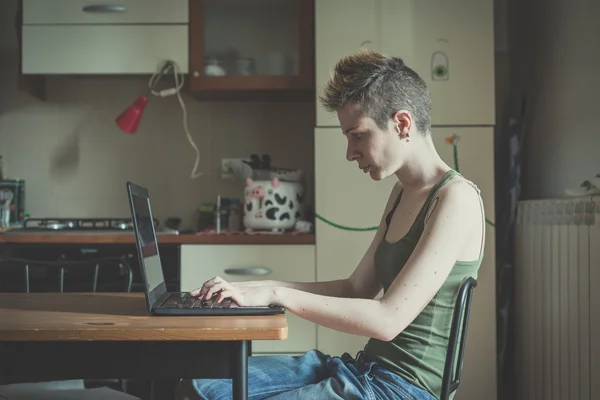 Jonge lesbische stijlvolle haren stijl vrouw laptop gebruiken — Stockfoto